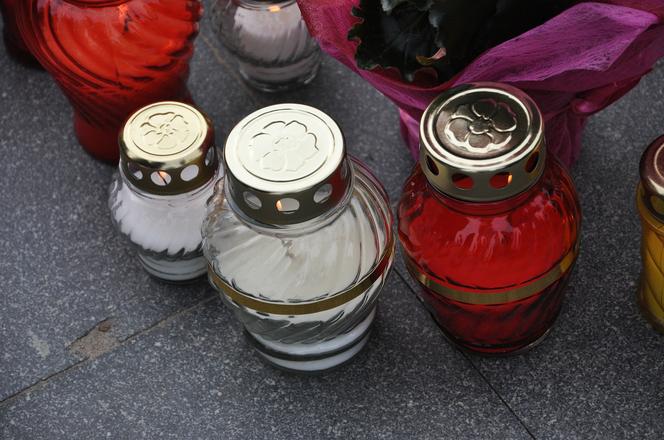 Płock. Znicze i kwiaty w parku w pobliżu katedry mariawitów. 20-latek targnął się na swoje życie!