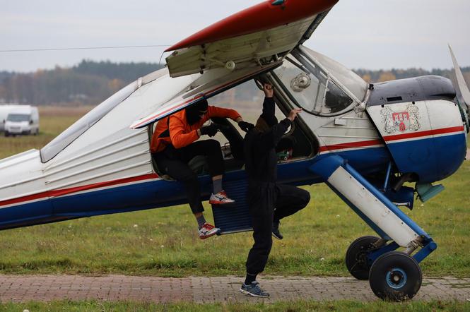 Awaryjne lądowanie w Piastowie: Samolot został opanowany przez uzbrojoną osobę! Ćwiczenia służb w aeroklubie [ZDJĘCIA]