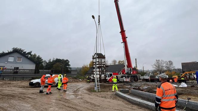 Przenieśli kapliczkę w Koleczkowie. Święta figura ważyła 17 ton!