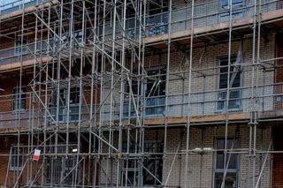 Szczuczyn: Tragedia przy remoncie domu. Zamiast do szpitala, trafił na trawnik przed domem