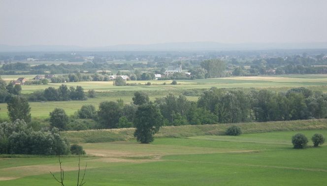 Wieś Górki z kościołem