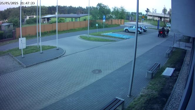 Poddębice. Wóz konny na parkingu komendy. Kierowca nietrzeźwy i z dożywotnim zakazem [ZDJĘCIA]. 