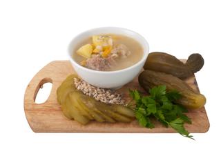 Jak zrobić wytrawną zupę z octem i dodatkiem marynat?