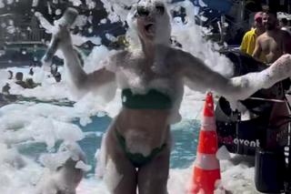 Dorota Gardias wije się w pianie, ubrana w skąpe bikini