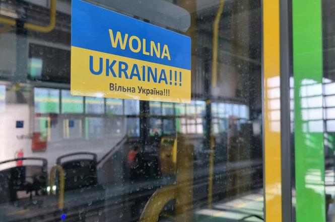 Na poznańskich autobusach i tramwajach pojawiła się naklejka Wolna Ukraina