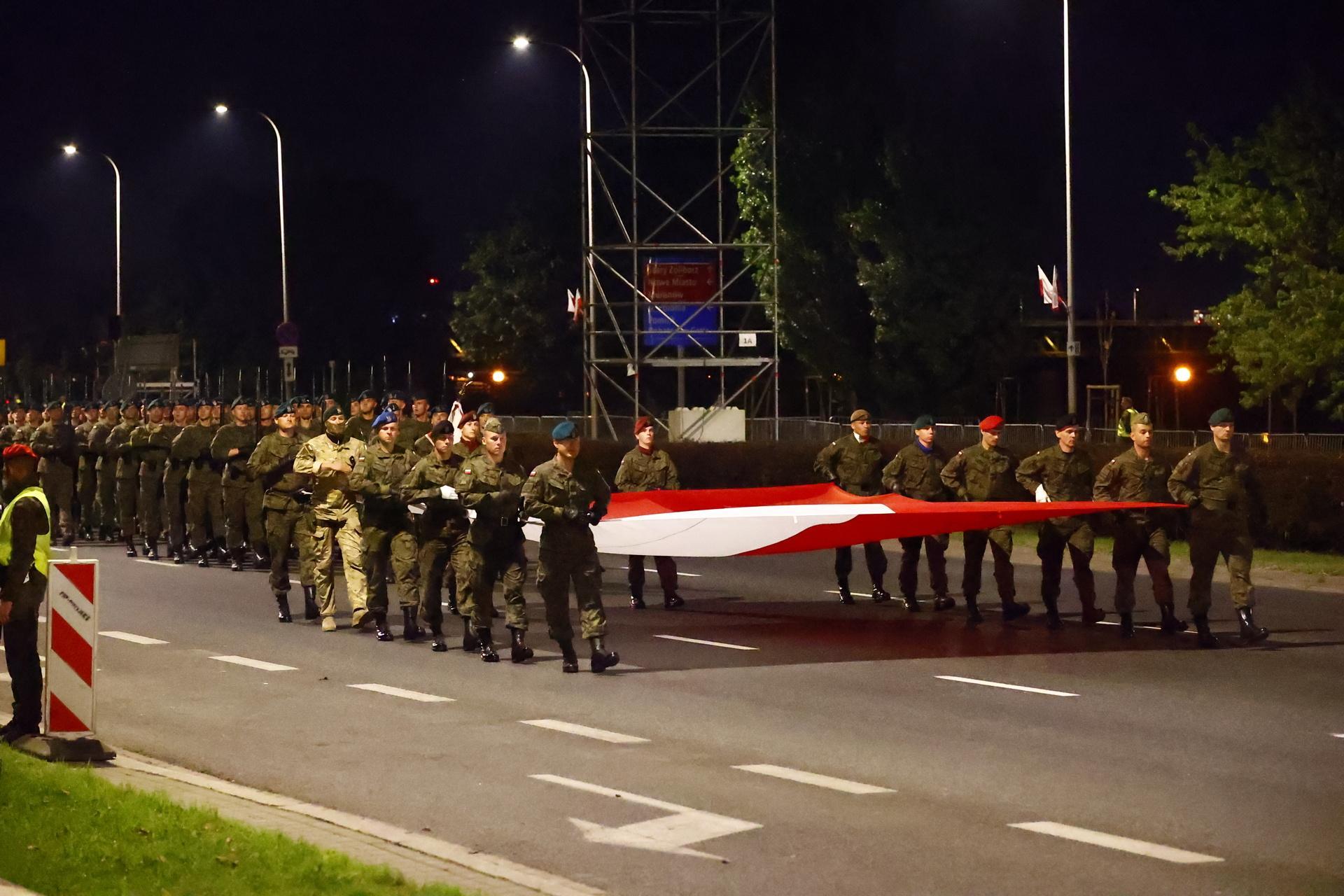 Święto Wojska Polskiego. Nocna próba przed defiladą