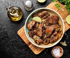 Dietetyczna wątróbka. Prosty przepis na fit obiad z piekarnika