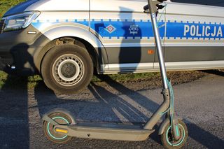 Niecodzienny pościg w Jaroszowicach. Pijany 16-latek uciekał na hulajnodze elektrycznej
