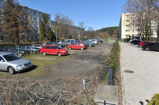 Wojna o parking w Wawrze jak u Barei. Mieszkańcy poszli do sądu