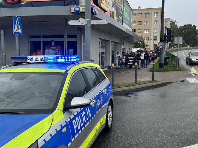 Setki osób upamiętniły Oliwiera. 20-latek zmarł po interwencji policji. "Zabili go jak zwierzę"