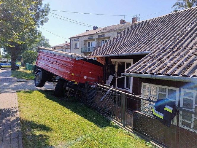 Przyczepa ze zbożem uderzyła w dom