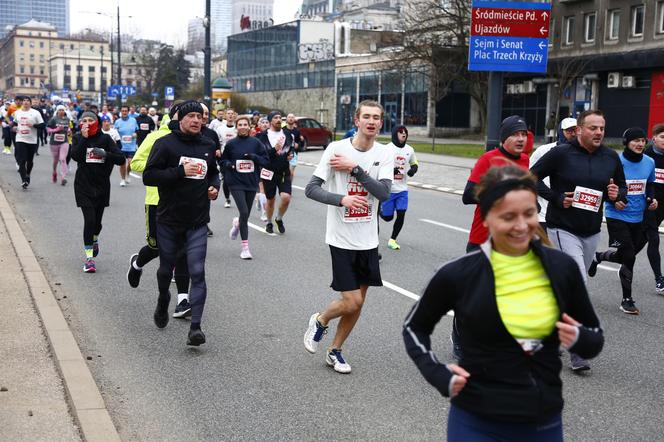 Bieg na Piątkę 2024, Warszawa - zdjęcia. Biegłeś? Szukaj się w galerii!