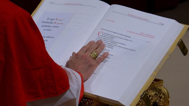 Z OSTATNIEJ CHWILI: Rozpoczęło się konklawe 2025 – kardynałowie złożyli przysięgę w Kaplicy Sykstyńskiej