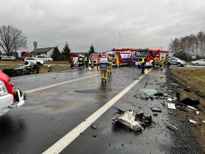 Śmiertelny wypadek pod Bełchatowem. Pasażerka busa zginęła w zderzeniu z tirem na DK nr 74.