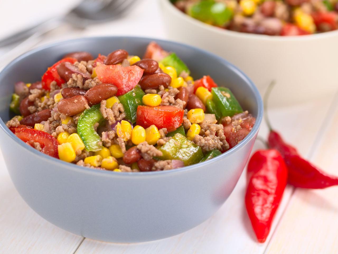 Sałatka chili con carne - przepis dla miłośników pikantnych smaków!