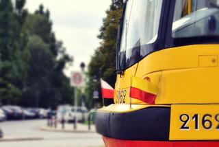 Warszawa: Dlaczego na warszawskich tramwajach i autobusach wywieszono flagi? Znamy powód!