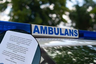 Auto zablokowało drogę karetce pędzącej do pacjenta. Ratownicy zostawili kierowcy list