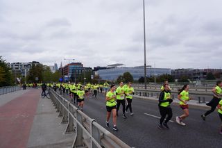 Uczestnicy Biegnij Warszawo 2024 na moście Świętokrzyskim