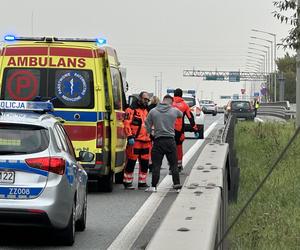 Wypadek na S8 w Warszawie, są ranni. Samochód dachował