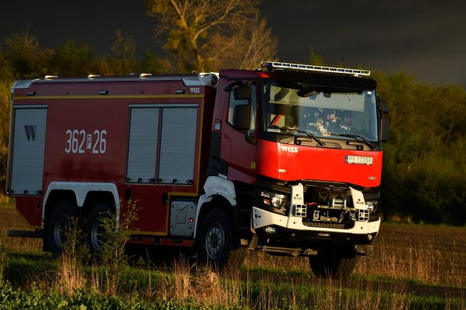 Potężny pożar w Koninie. Kłęby czarnego dymu nad miaste