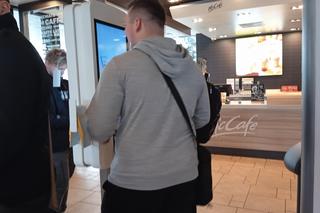 Klienci kupujący Burger Drwala 2023