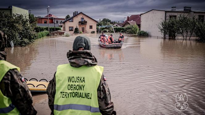 Wojsko Polskie pomaga ewakuować ludność z podtopionych terenów