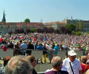 Manifestacja 4 czerwca na placu Solidarności w Szczecinie