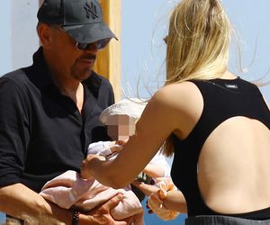 Krzysztof Ibisz je żonie z ręki