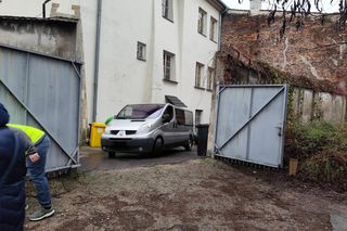 Kraków. Wyrwał policjantom broń i strzelił na komisariacie. Mężczyzna nie żyje, zginęła też jego partnerka