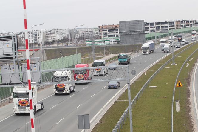 Otoczyli stolicę! Kierowcy utknęli w gigantycznych korkach na obwodnicy miasta. Tak wyglądał protest polskich przewoźników