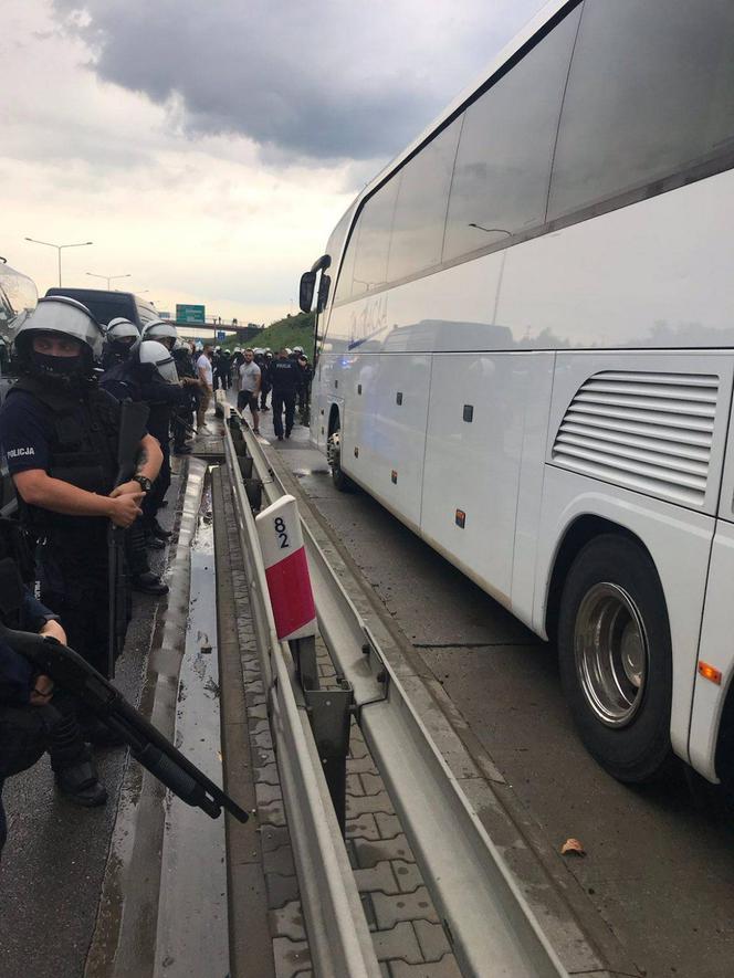 To miał być NAJAZD KIBOLI DINAMA na Warszawę? Policjanci zatrzymali trzy autokary!