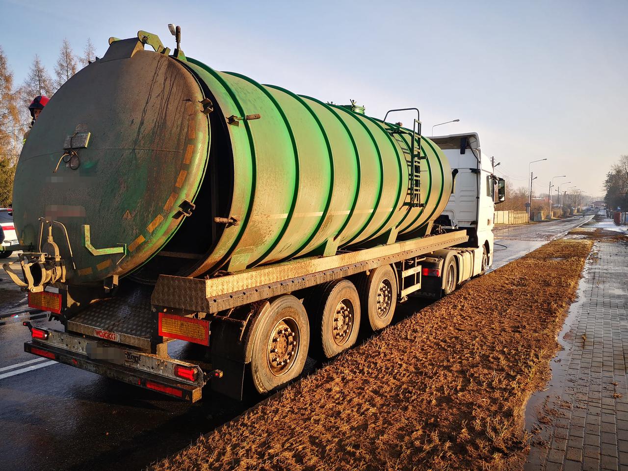 Śmierdzący problem i ogromne utrudnienia. 20 ton gnojowicy wylało się na drogę w Złocieńcu [ZDJĘCIA]