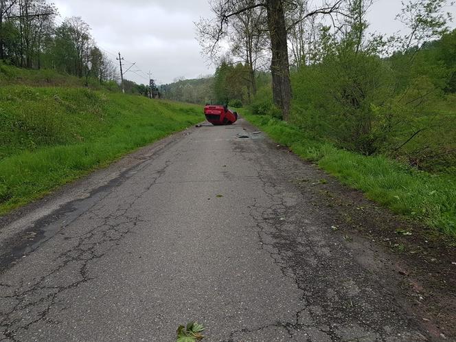 Łowczów. Osobówka dachowała i wylądowała w przydrożnym rowie