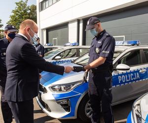Policjanci z Torunia z nowymi samochodami do transportu zwierząt