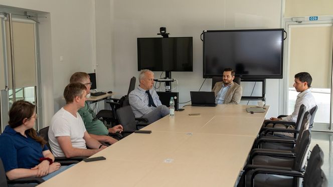 Sztuczna inteligencja przeprowadza operacje.