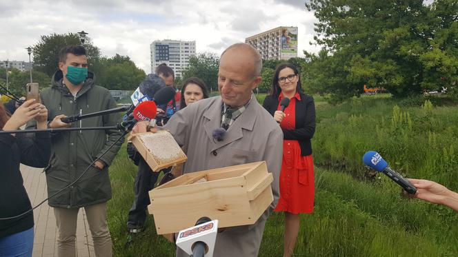 Miodobranie w Białymstoku. Kilkanaście kilogramów miodu z miejskiej pasieki [WIDEO]