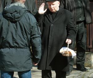 Jarosław Kaczyński ze skromnym koszyczkiem 