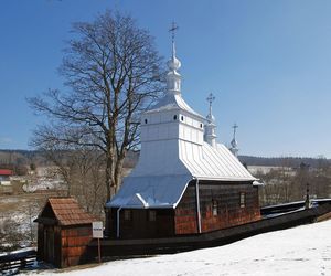 To jedna z najpiękniejszych cerkwi w Małopolsce. Znajduje się w malowniczej wsi 