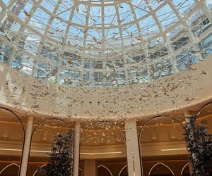 Szklana instalacja w Dubaju autorstwa Edyty Barańskiej