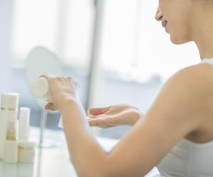 Zmniejszy widoczność porów i zneutralizuje pH. Te produkty stworzą idealny tonik do twarzy