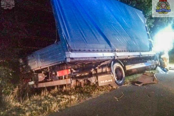 Śmiertelny wypadek koło Skierniewic. Zginął kierowca ciężarówki. Był zakleszczony w kabinie!