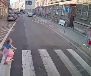 Dziecko wbiegło na czerwonym świetle. Kierowca autobusu uratował sytuację