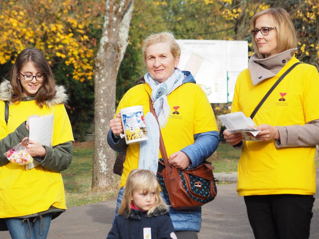 Wolontariusze poszukiwani! Hospicjum: „Coroczna kwesta na gdyńskich cmentarzach bez was się nie odbędzie” 