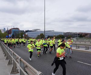 Uczestnicy Biegnij Warszawo 2024 na moście Świętokrzyskim