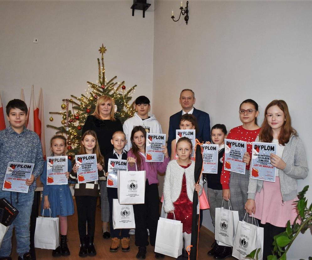Nagrodzone dzieci z Burmistrzem Aleksandrowa Kujawskiego
