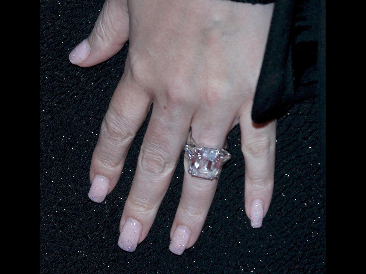 PIERŚCIONEK ZA CIĘŻKI DLA MARIAH.