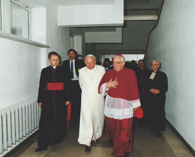 Jan Paweł II wchodzi do budynku seminarium duchownego w Koszalinie 1 czerwca 1991 roku