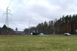 Utrudnienia na węźle Kijewo. Dachował bus