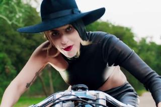 Lady Gaga prezentuje teledysk do singla John Wayne