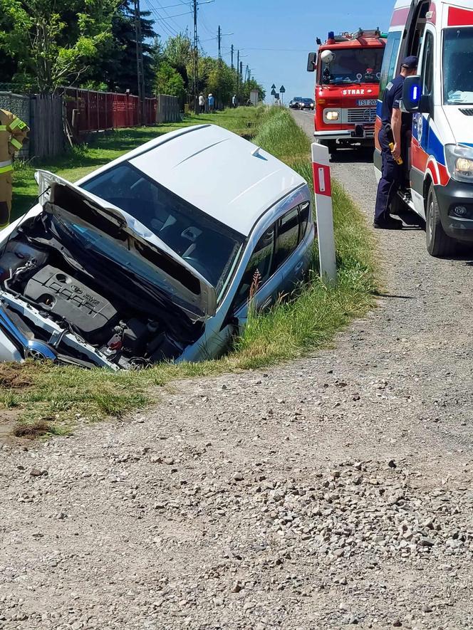 Wypadek na DK 42 w Parszowie. Auto wylądowało w rowie